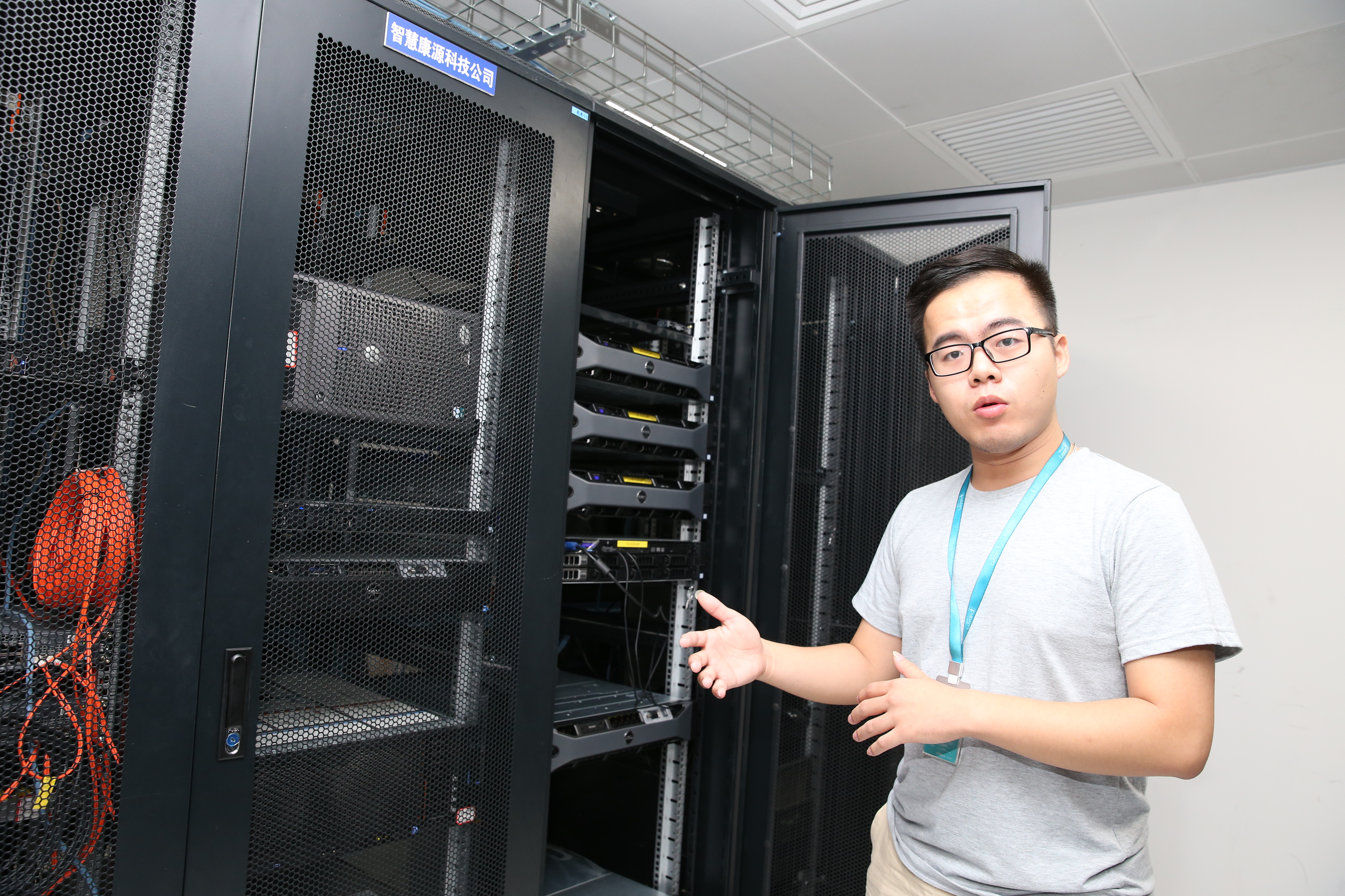 康源研究院研发人员带着智能心电产品随义诊团队进社区,倾听用户反馈,改进产品。 康源研究院研发人员带着智能心电产品随义诊团队进社区,倾听用户反馈,改进产品。